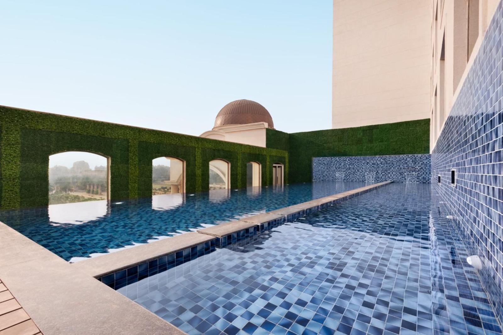 Ramada By Wyndham Lucknow Hotel And Convention Center Экстерьер фото
