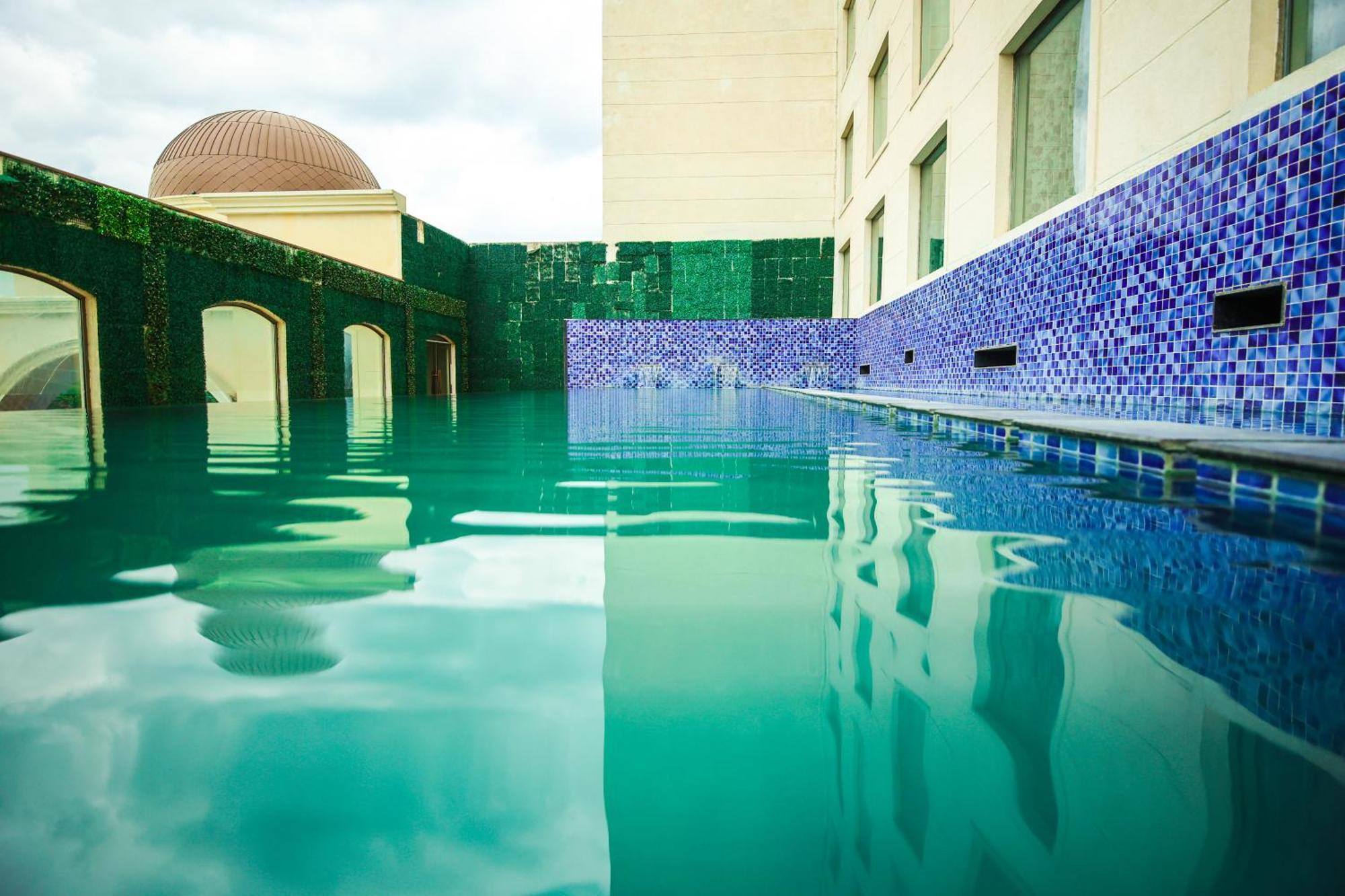 Ramada By Wyndham Lucknow Hotel And Convention Center Экстерьер фото