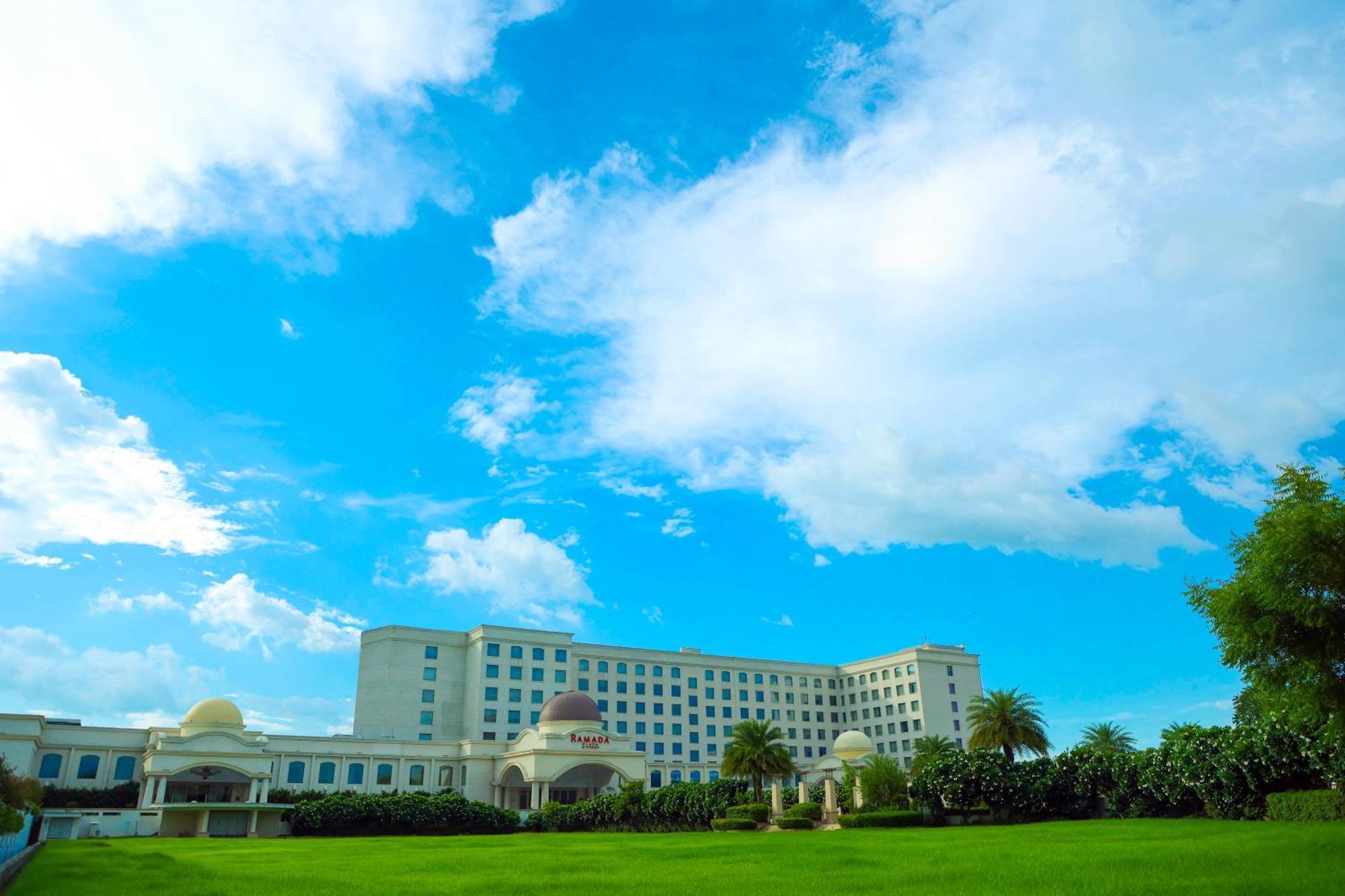 Ramada By Wyndham Lucknow Hotel And Convention Center Экстерьер фото