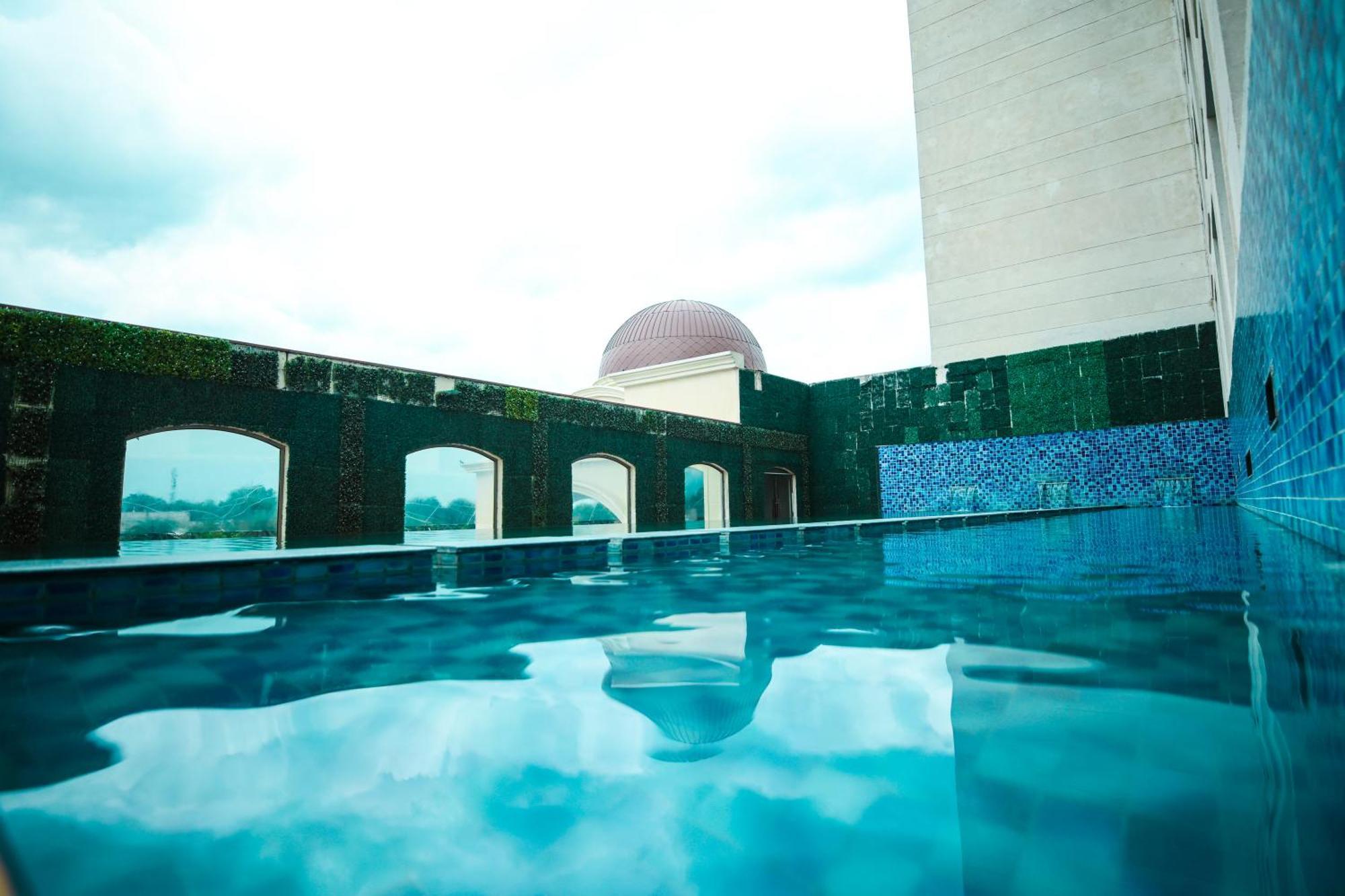 Ramada By Wyndham Lucknow Hotel And Convention Center Экстерьер фото
