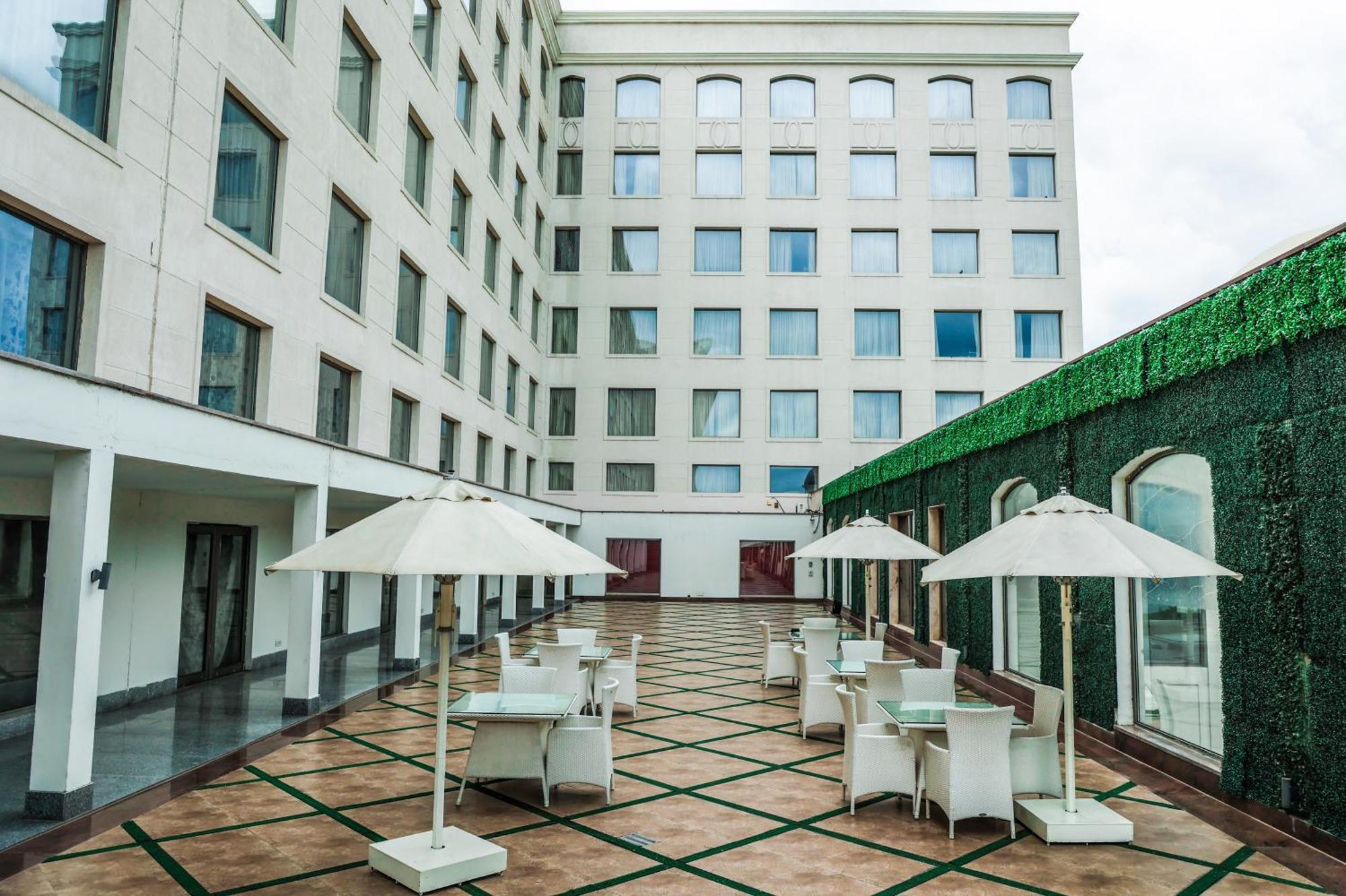 Ramada By Wyndham Lucknow Hotel And Convention Center Экстерьер фото