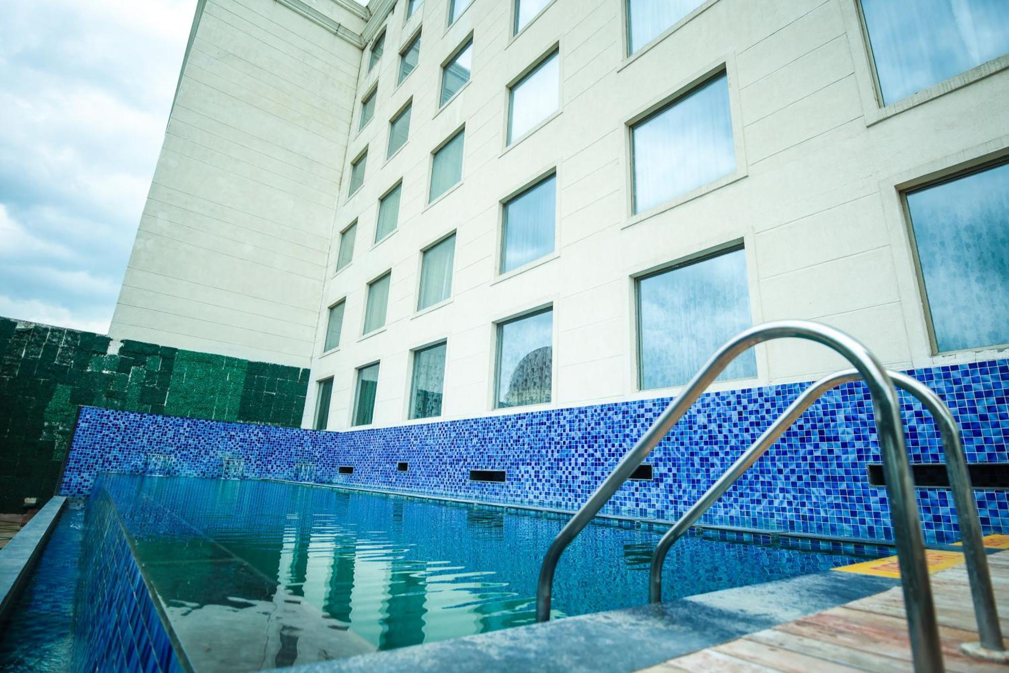 Ramada By Wyndham Lucknow Hotel And Convention Center Экстерьер фото