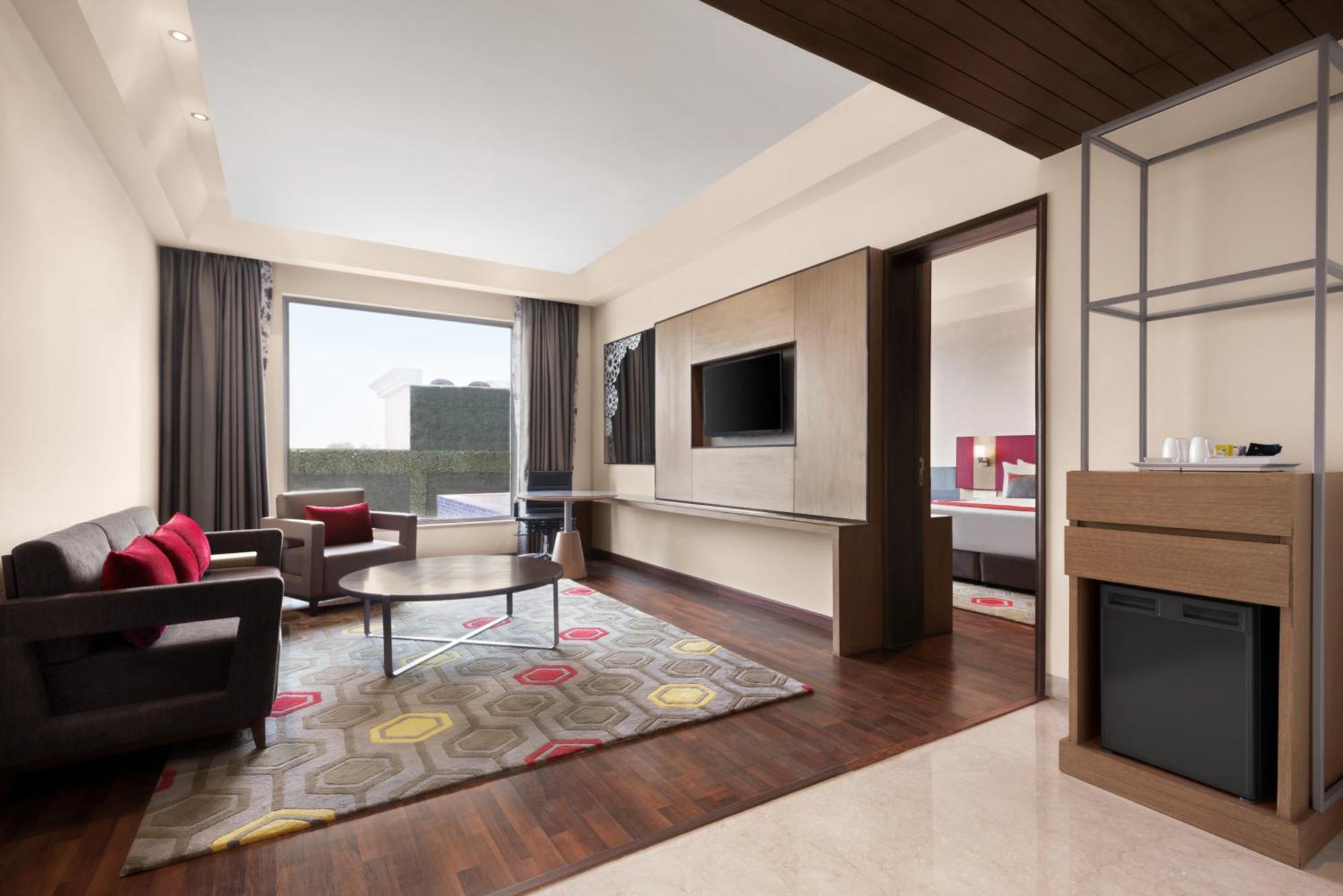 Ramada By Wyndham Lucknow Hotel And Convention Center Экстерьер фото