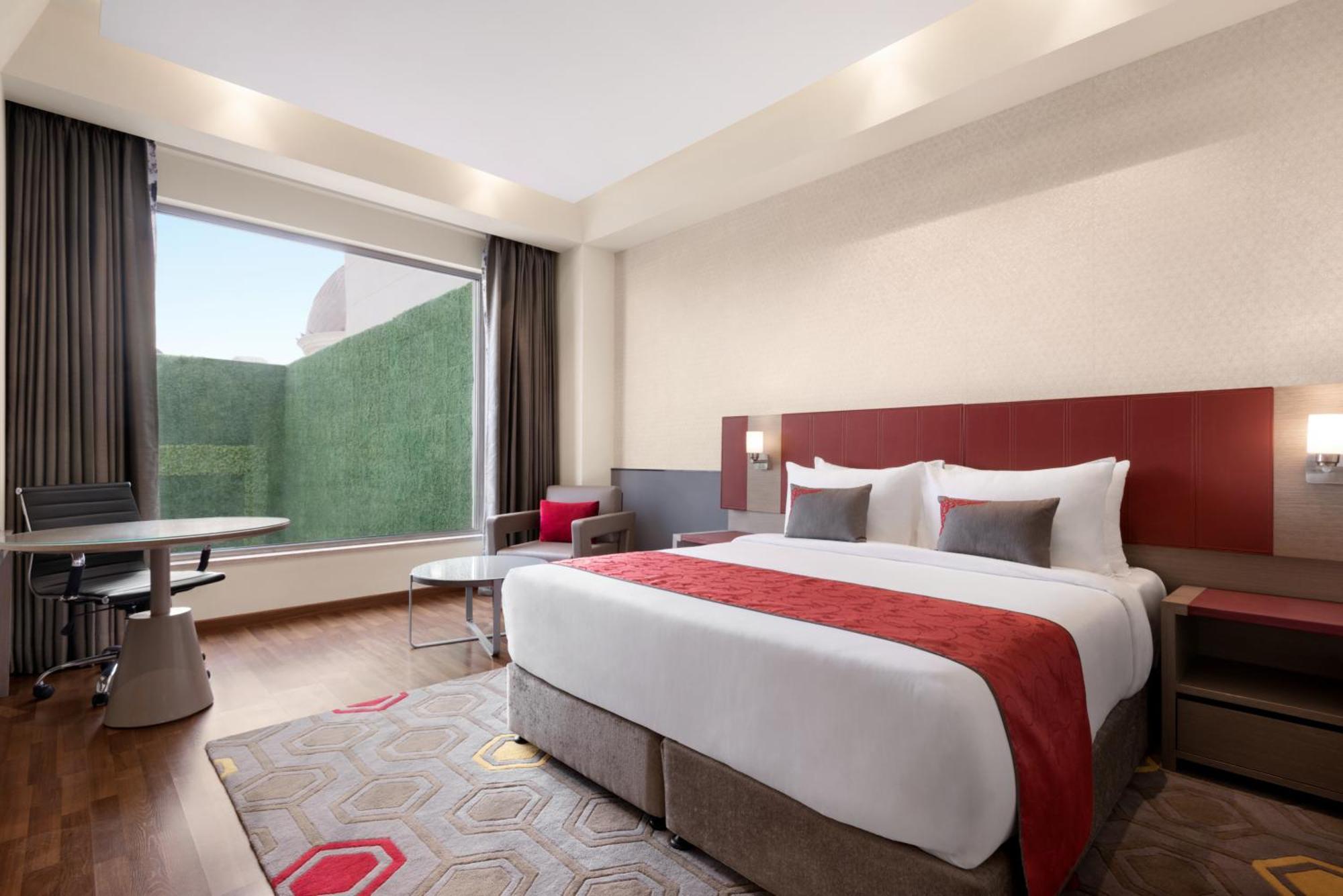 Ramada By Wyndham Lucknow Hotel And Convention Center Экстерьер фото