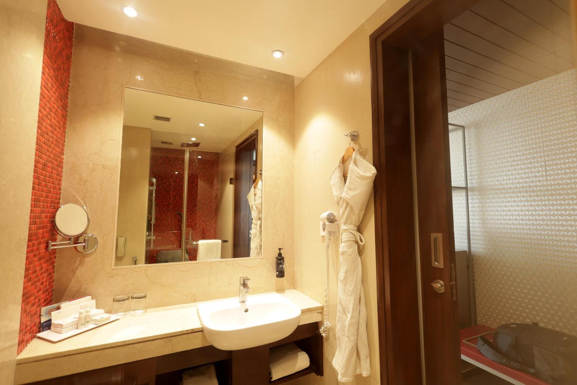 Ramada By Wyndham Lucknow Hotel And Convention Center Экстерьер фото