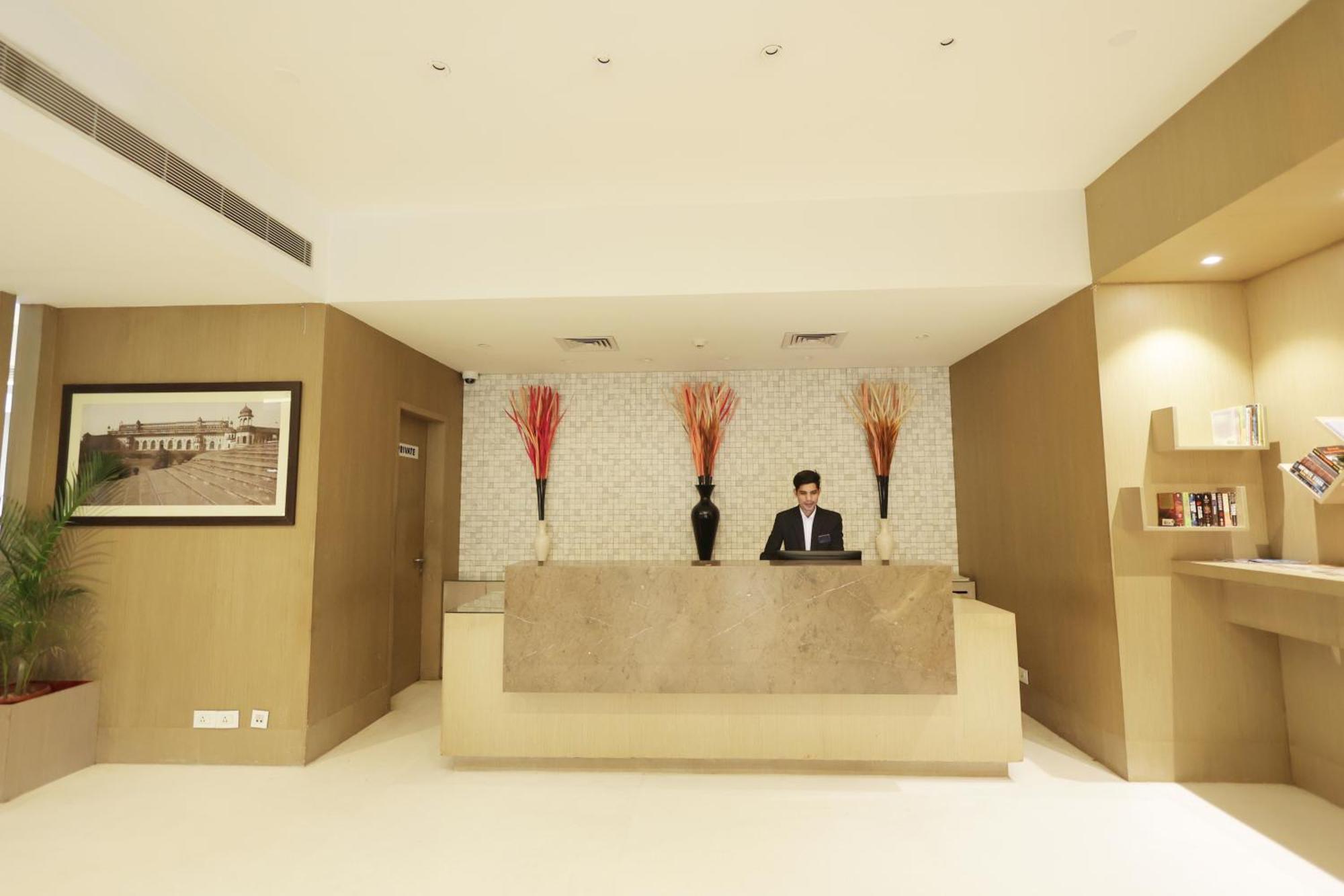 Ramada By Wyndham Lucknow Hotel And Convention Center Экстерьер фото