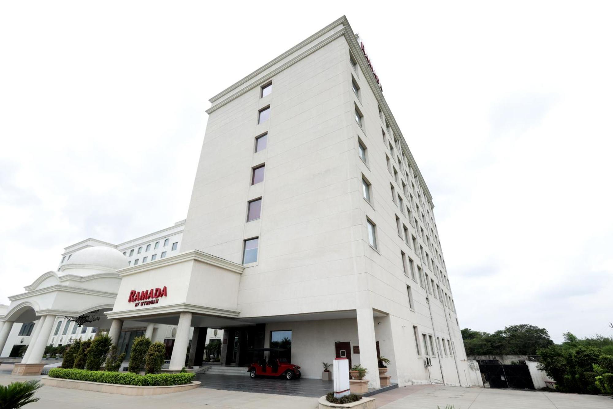 Ramada By Wyndham Lucknow Hotel And Convention Center Экстерьер фото