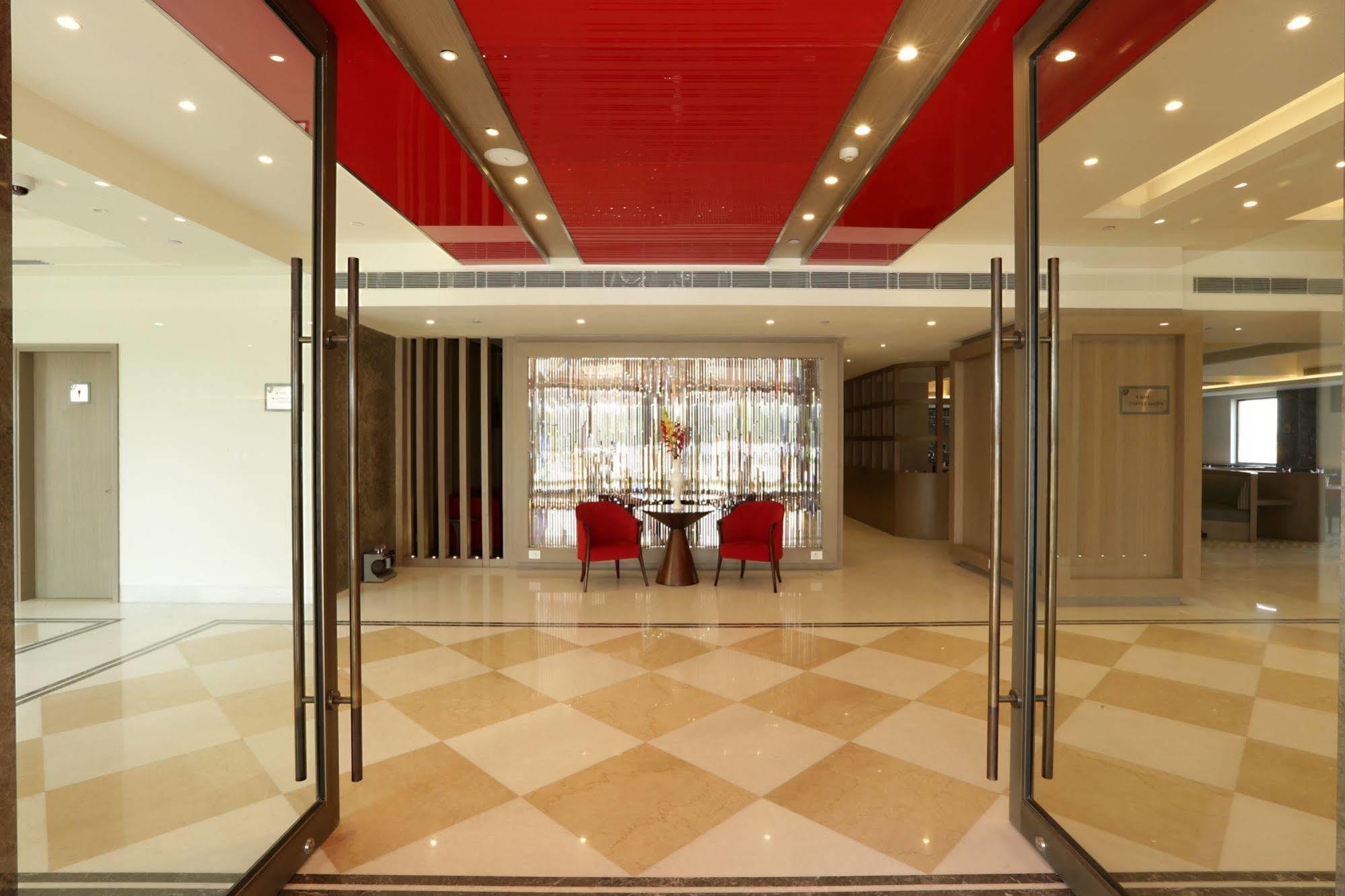 Ramada By Wyndham Lucknow Hotel And Convention Center Экстерьер фото