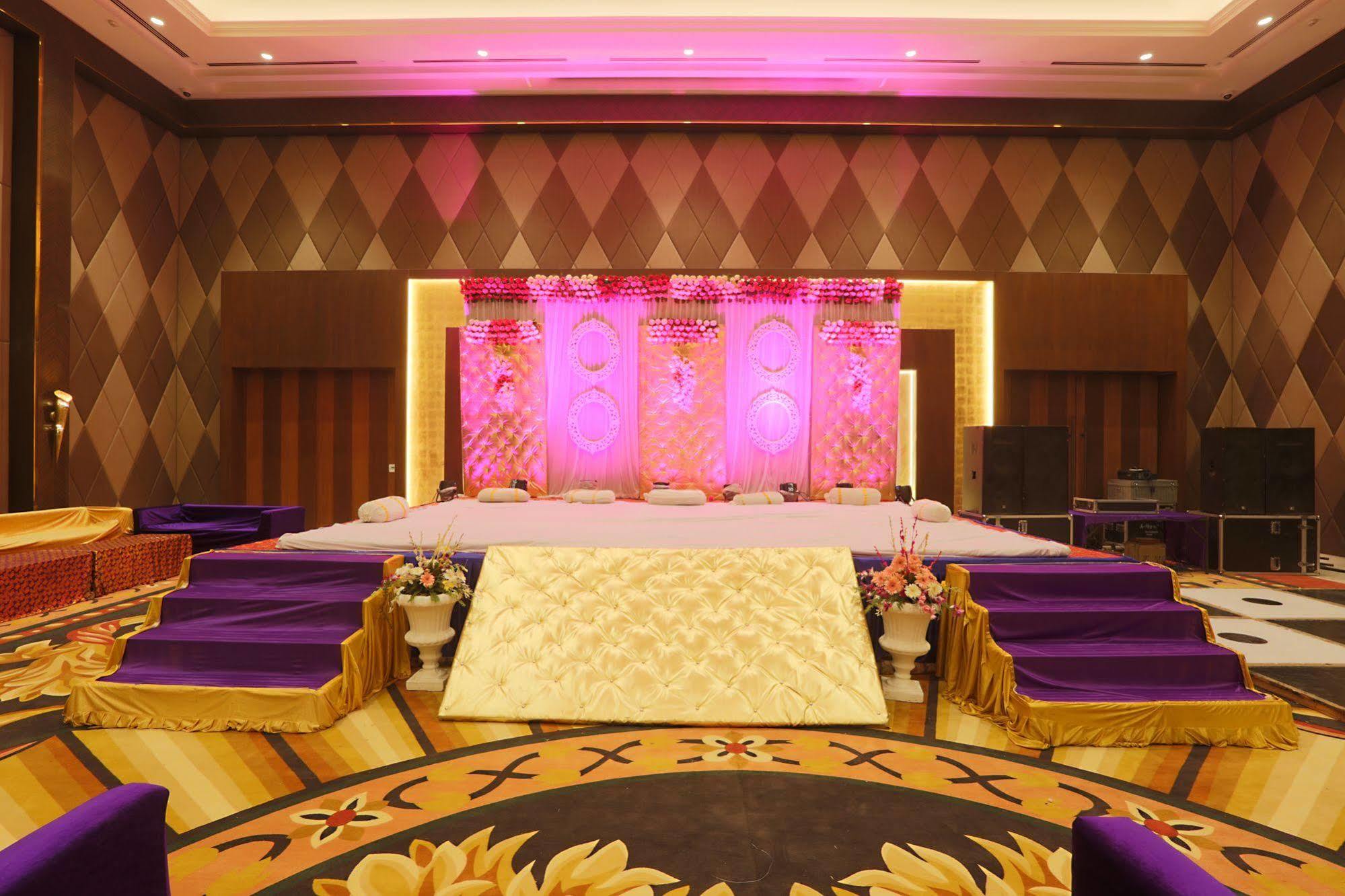 Ramada By Wyndham Lucknow Hotel And Convention Center Экстерьер фото