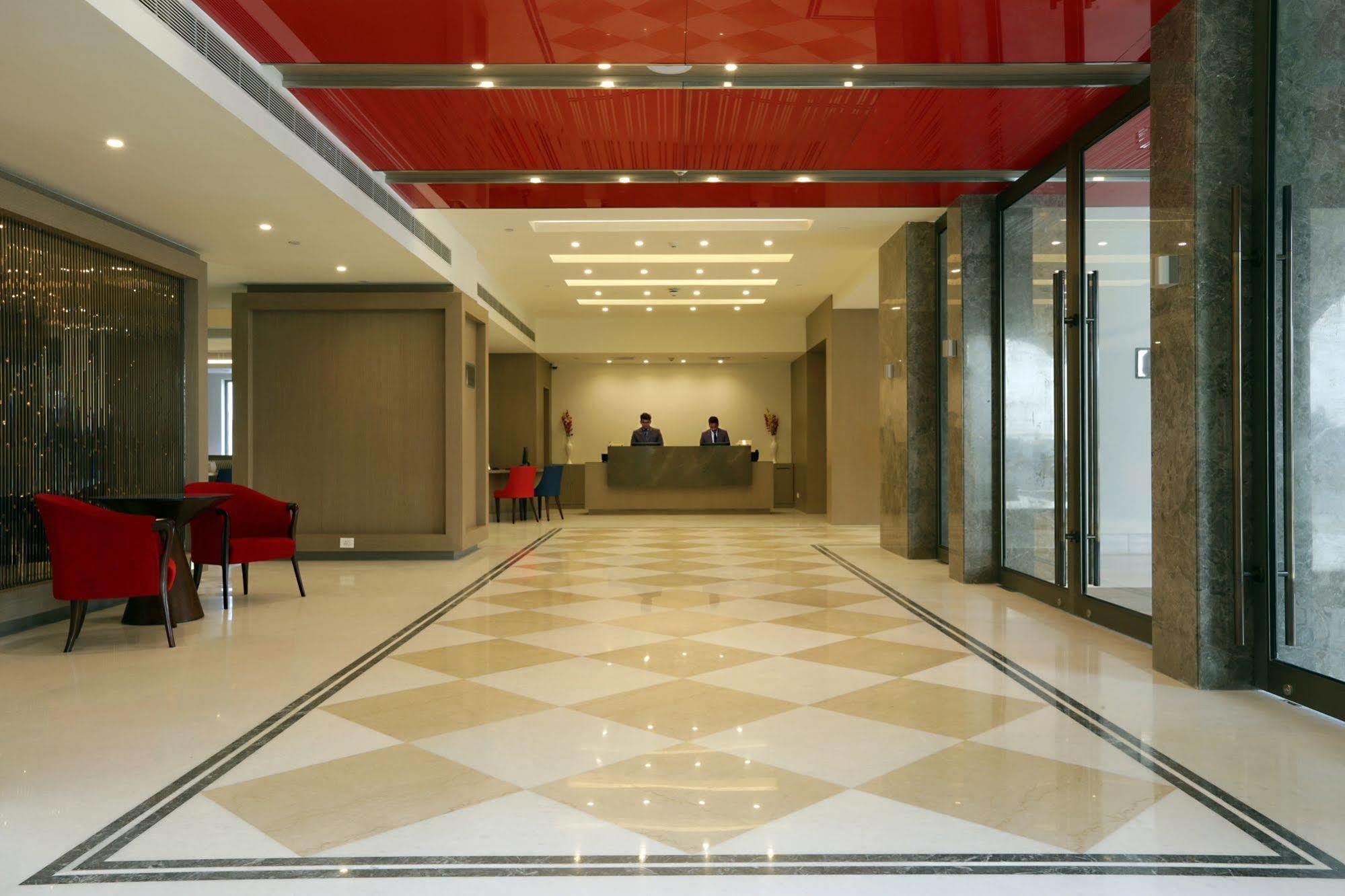 Ramada By Wyndham Lucknow Hotel And Convention Center Экстерьер фото