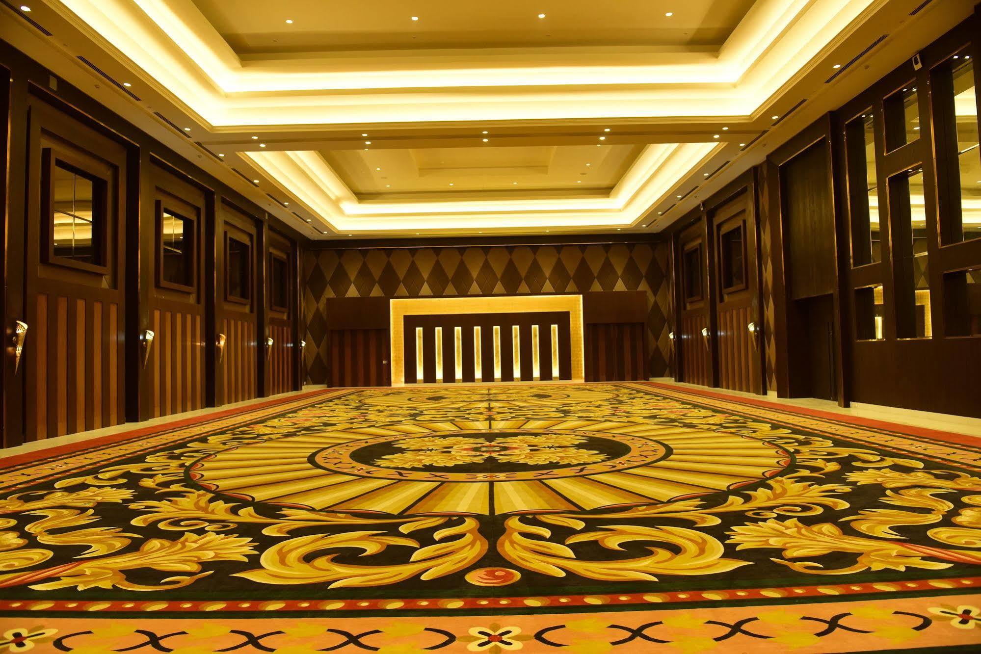 Ramada By Wyndham Lucknow Hotel And Convention Center Экстерьер фото
