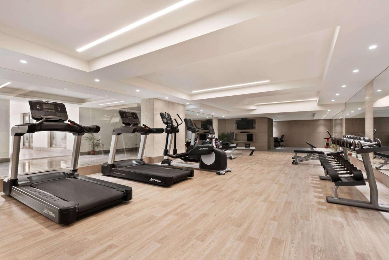 Ramada By Wyndham Lucknow Hotel And Convention Center Экстерьер фото