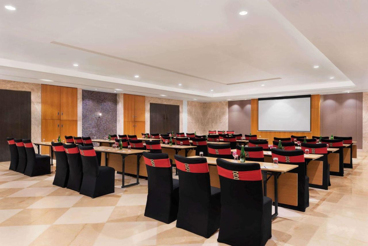 Ramada By Wyndham Lucknow Hotel And Convention Center Экстерьер фото