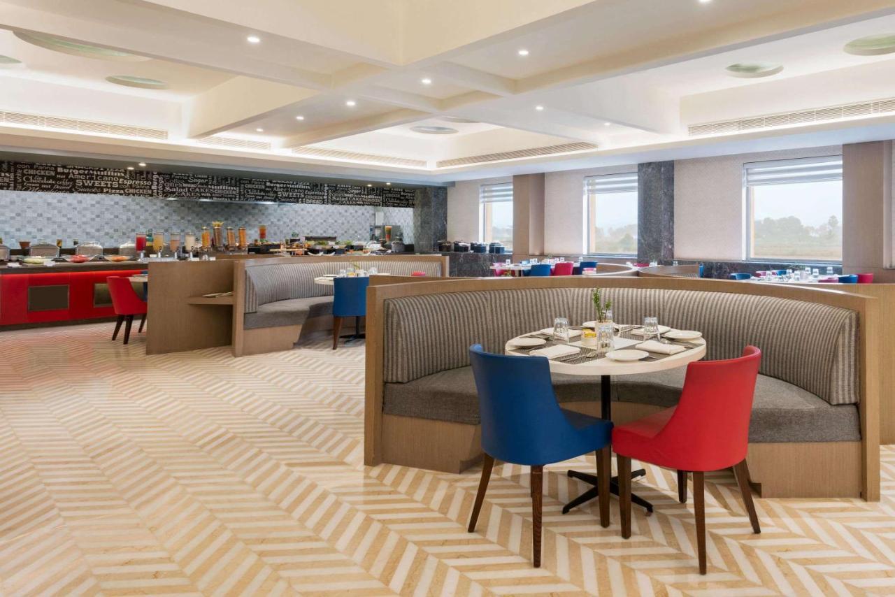 Ramada By Wyndham Lucknow Hotel And Convention Center Экстерьер фото