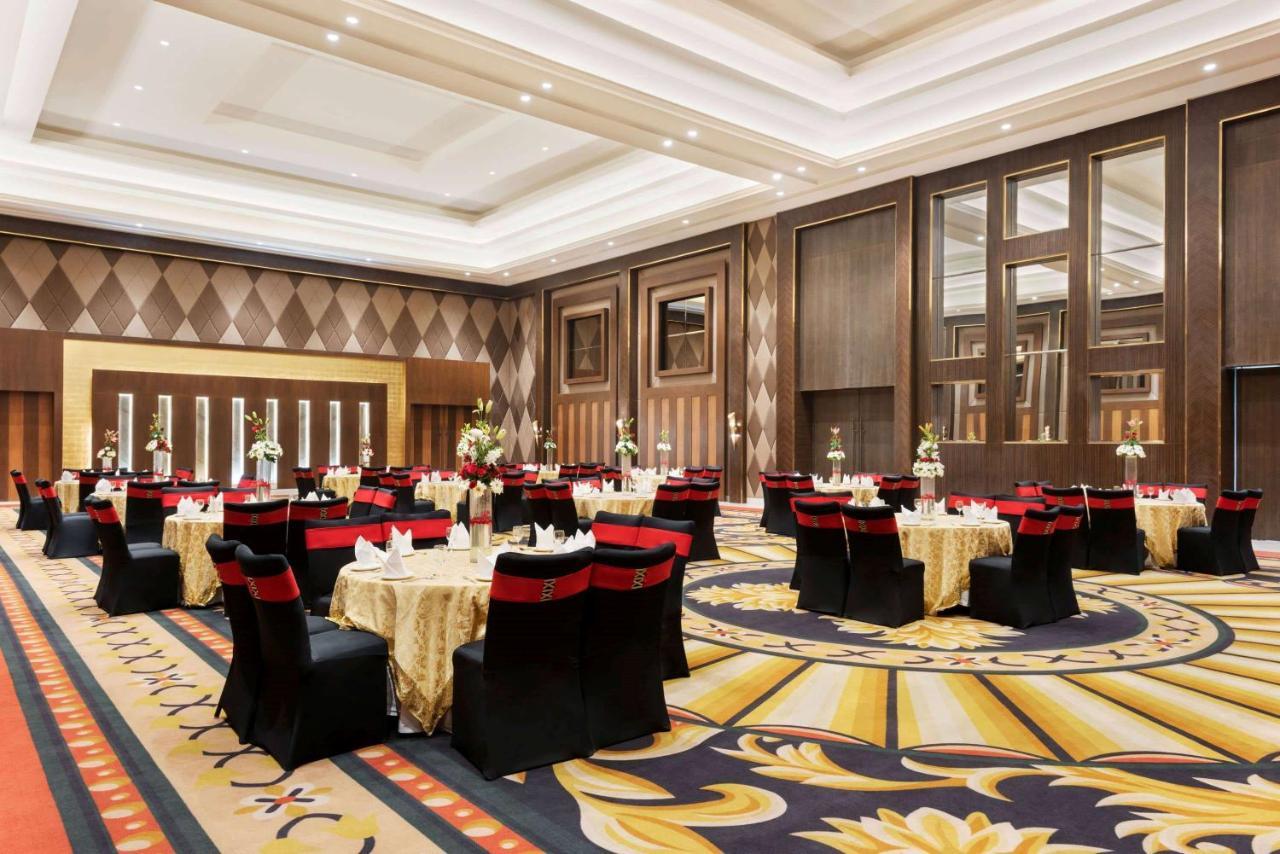 Ramada By Wyndham Lucknow Hotel And Convention Center Экстерьер фото