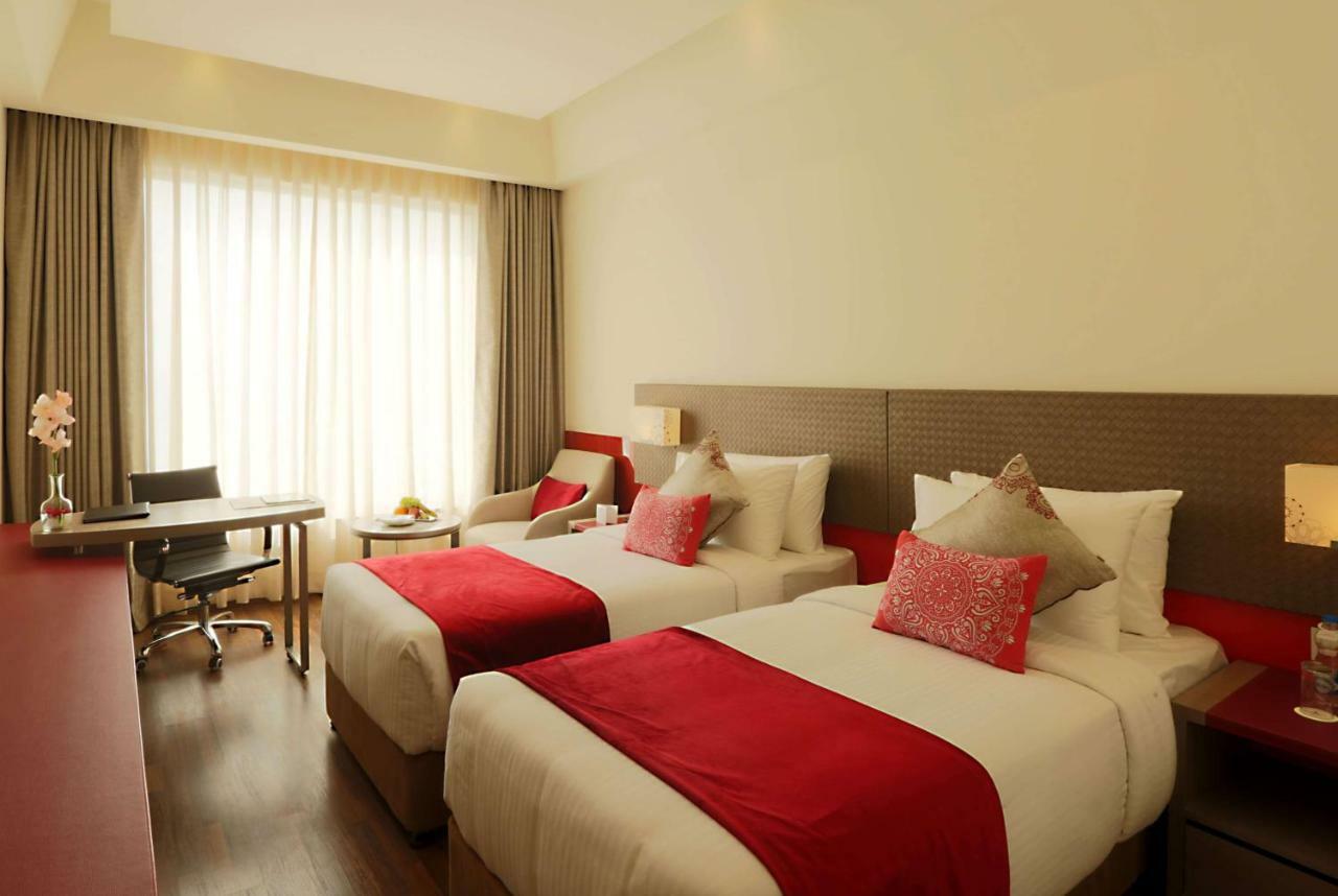 Ramada By Wyndham Lucknow Hotel And Convention Center Экстерьер фото